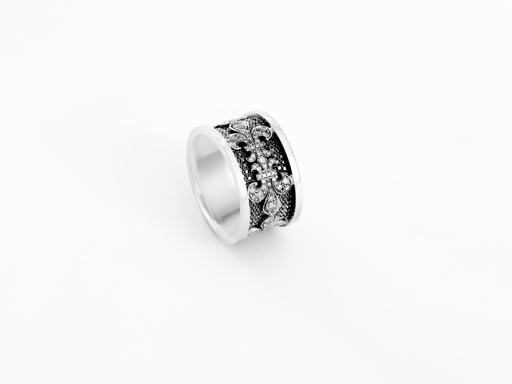 Ring in Weissgold, Königslilien mit schwarzen und weissen Brillanten