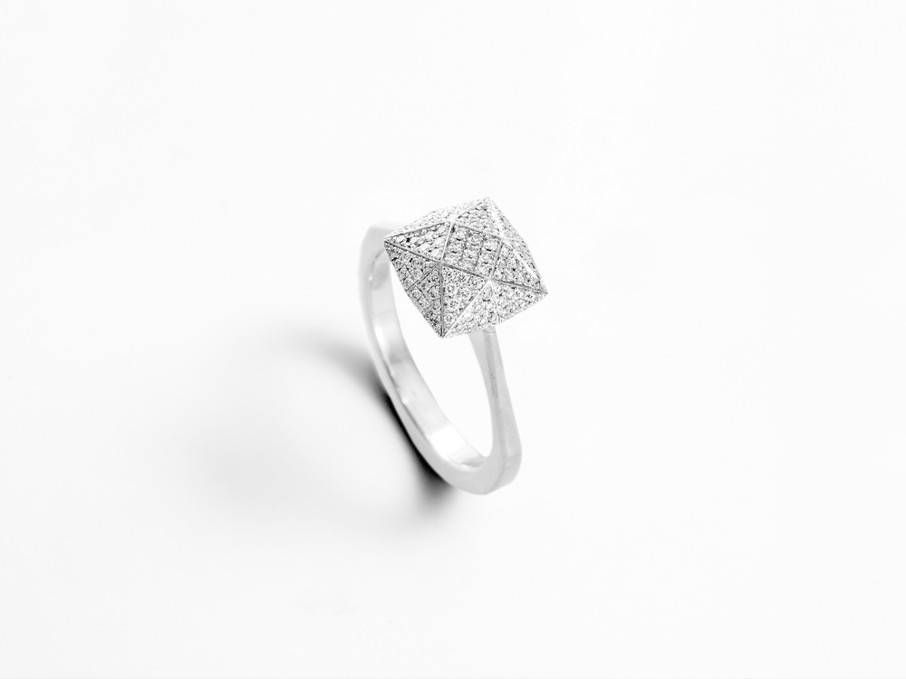 Ring in Weißgold, Facetten mit Brillanten