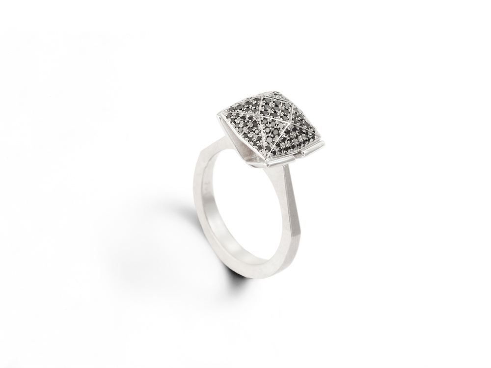 Ring in Weissgold, Facetten mit schwarzen Brillanten