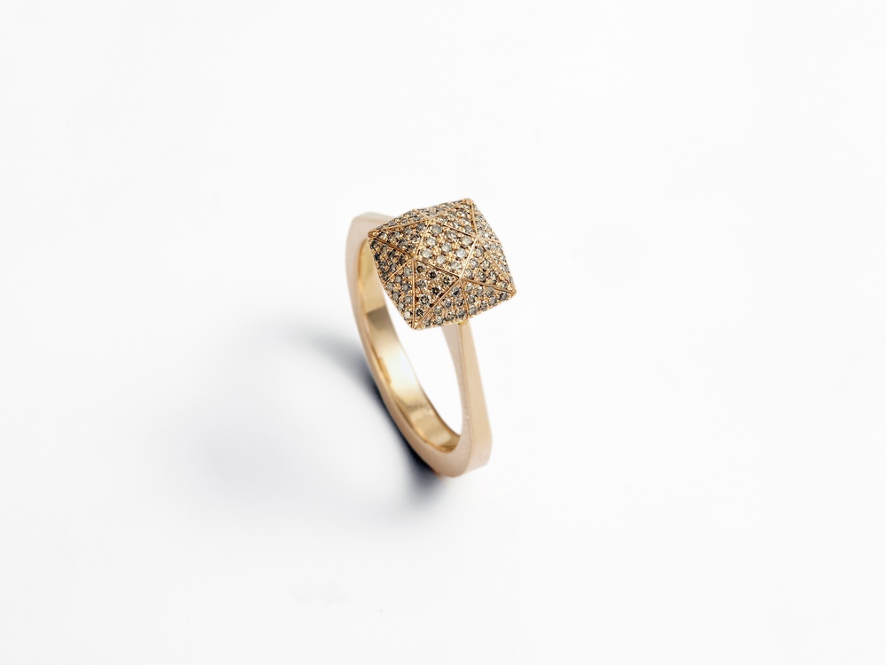 Ring in Rotgold, Facetten mit Brillanten