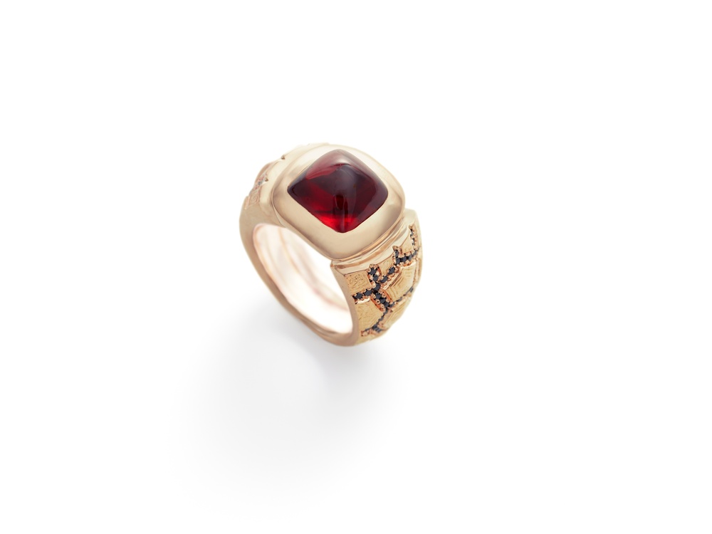 Ring in Rotgold mit Granat und schwarzen Brillanten