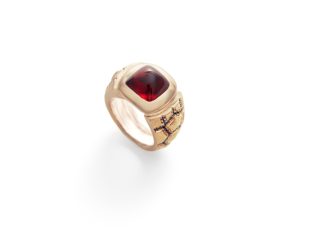 Ring in Rotgold mit Granat und schwarzen Brillanten