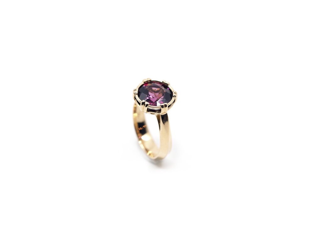 Fabian Blaser Ring in Rotgold mit Rhodolith
