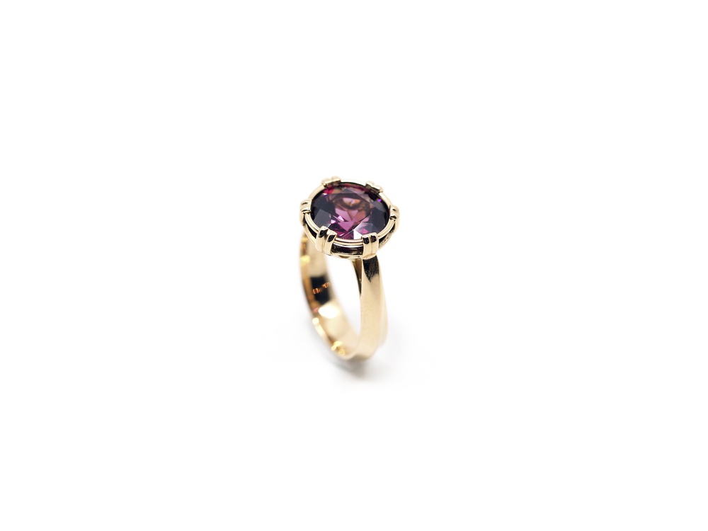 Fabian Blaser Ring in Rotgold mit Rhodolith