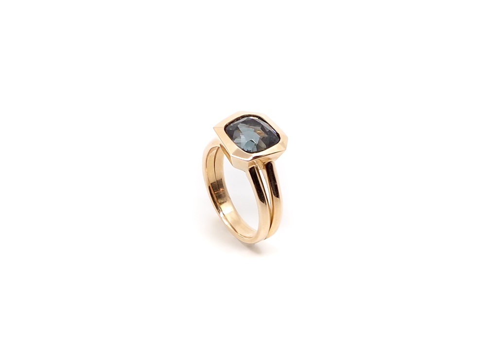 Fabian Blaser Ring in Rotgold mit Spinell aus Burma