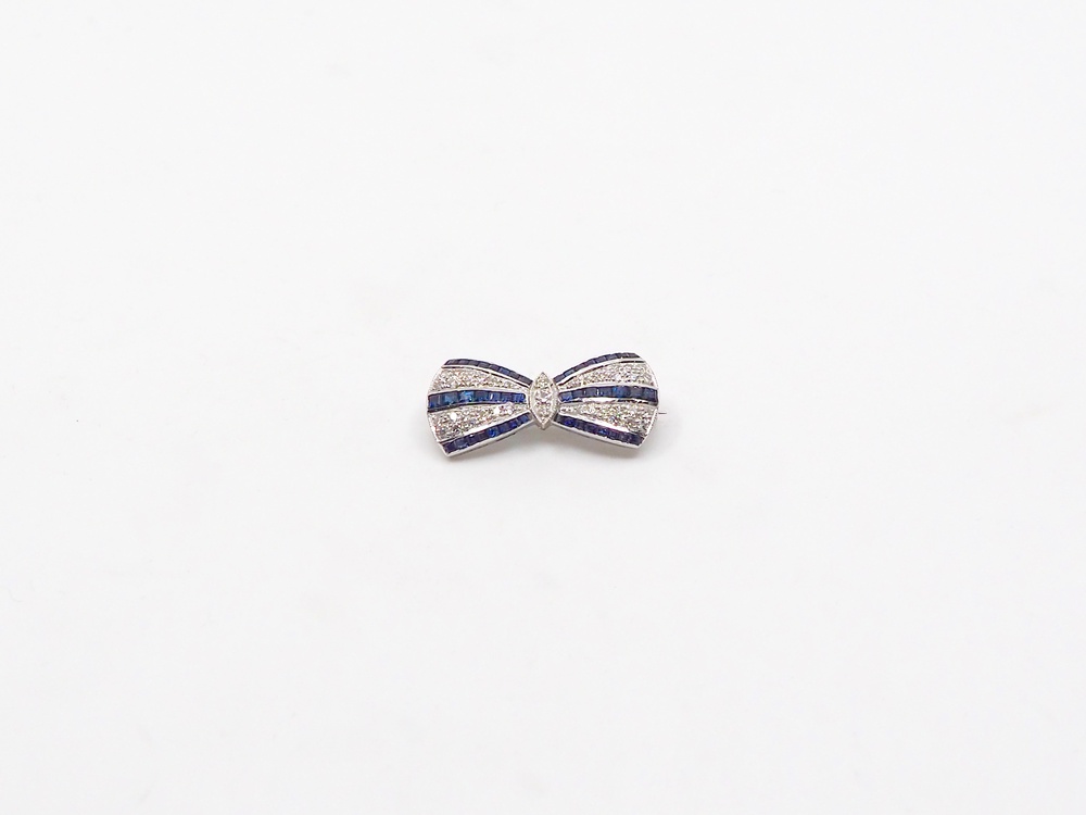 Fabian Blaser Vintage Brosche in Weissgold mit Brillanten und Saphiren