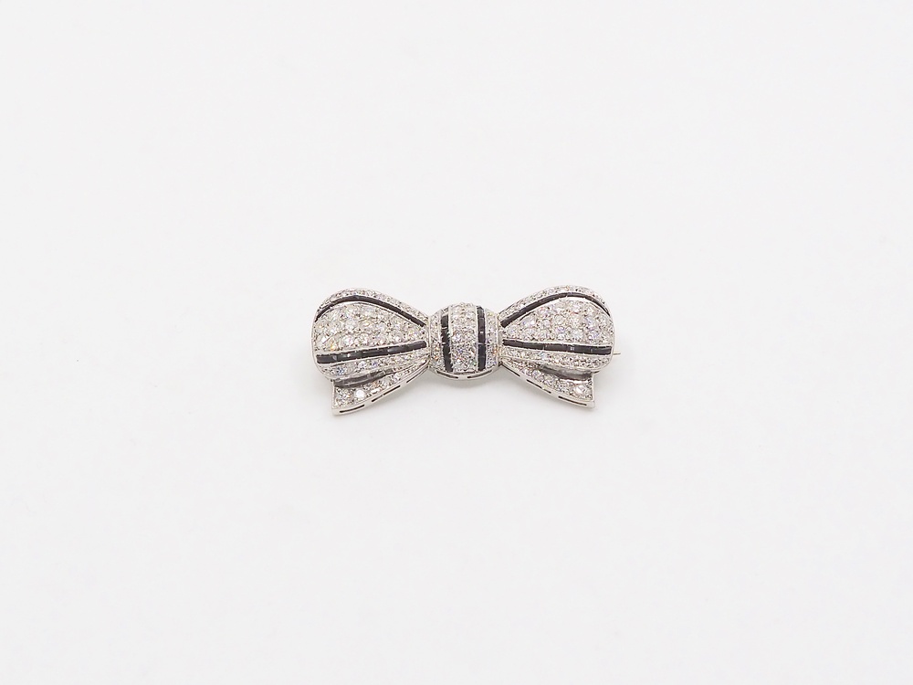 Fabian Blaser Vintage Brosche in Weissgold mit Brillanten und Saphiren