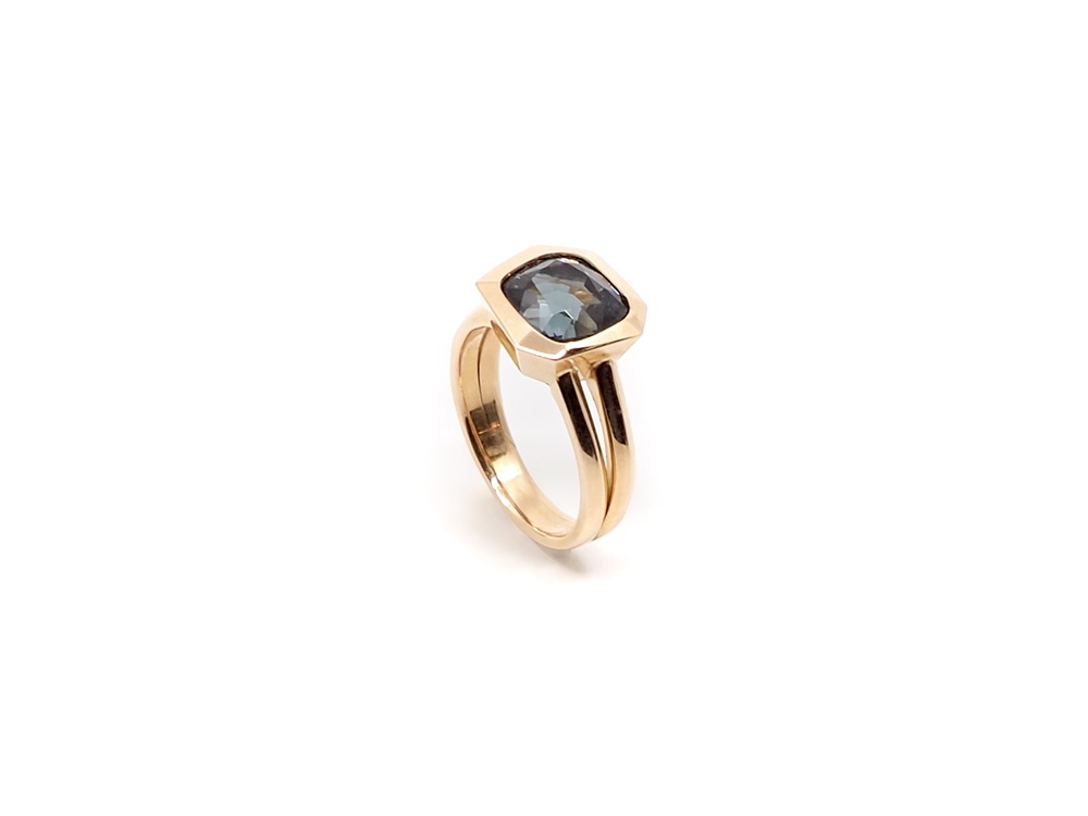Fabian Blaser Ring in Rotgold mit Spinell (4.1 ct) aus Burma.
