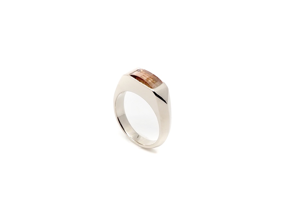 Bague en or blanc avec tourmaline.