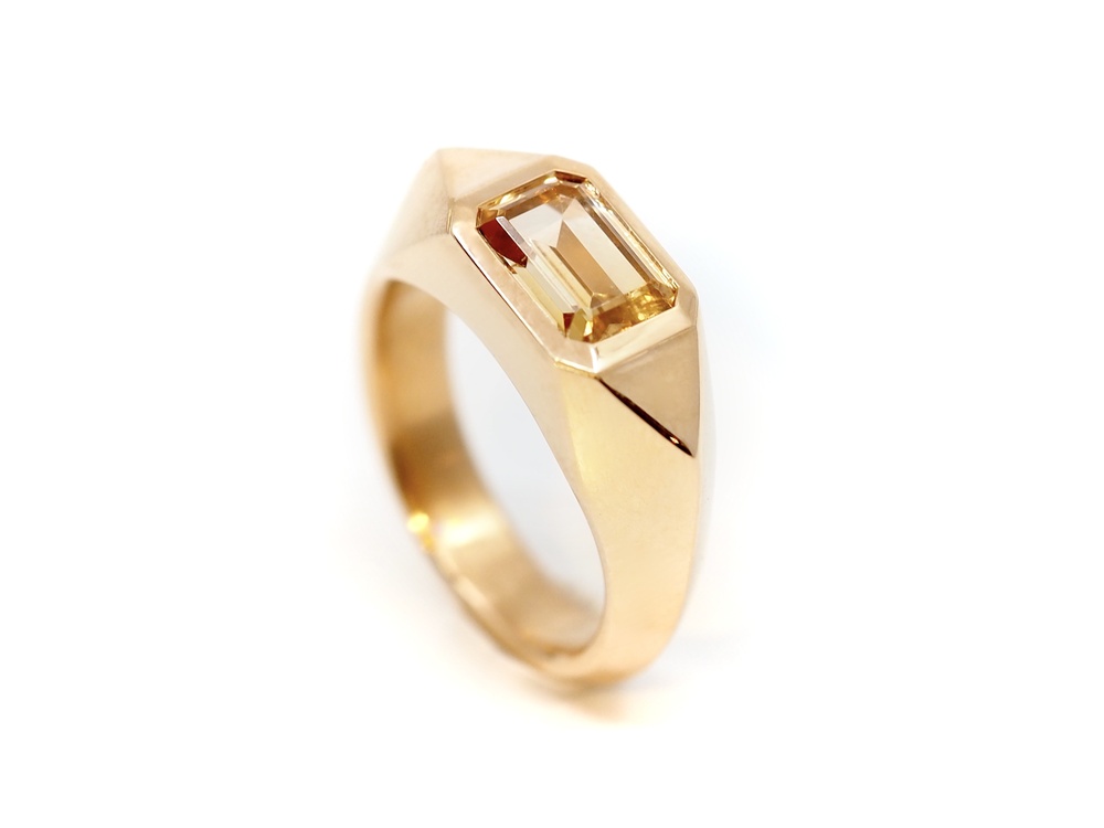 Ring in Roségold mit Zirkon.