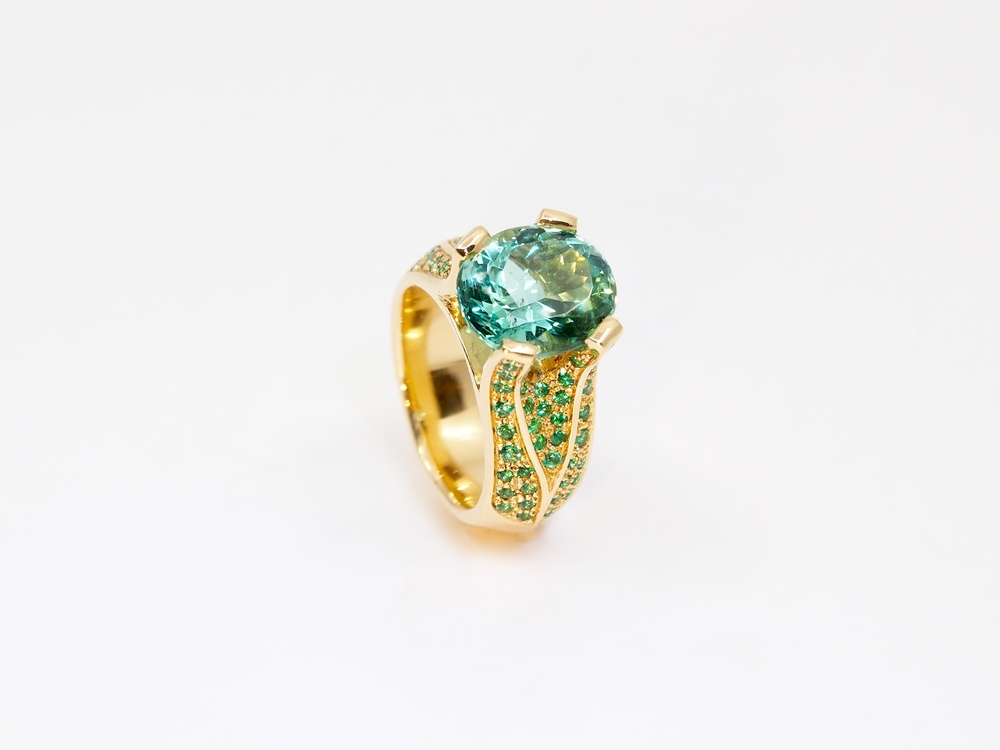 Fabian Blaser Ring in Gelbgold mit Turmalin, ca. 7 ct. aus Namibia und Smaragden aus Kolumbien.