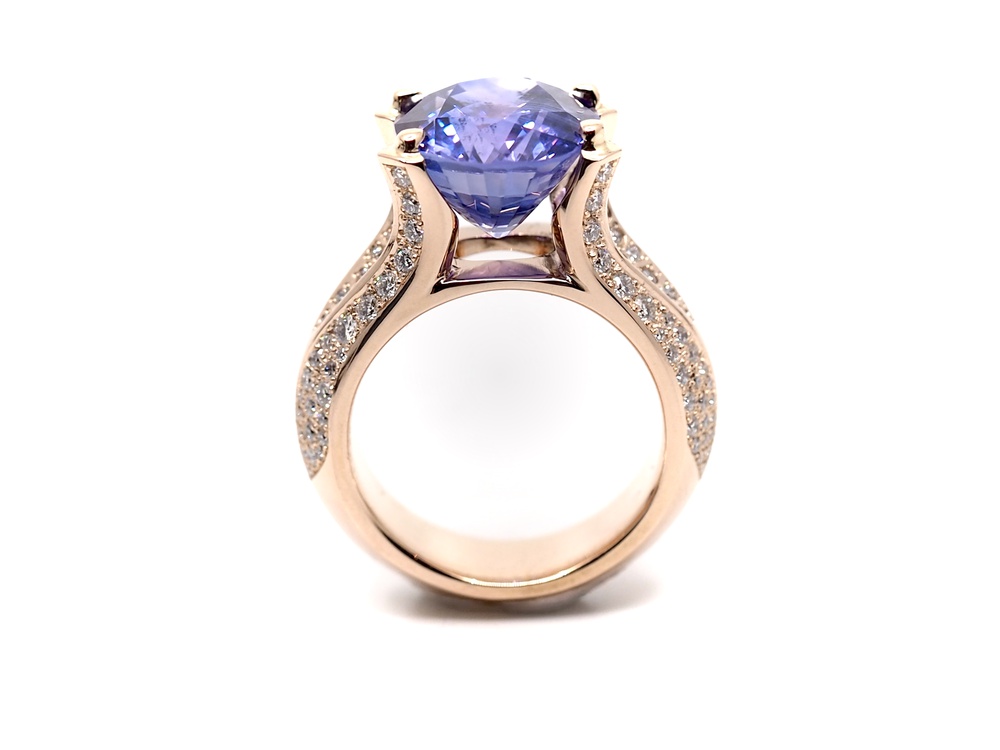 Fabian Blaser Schmuck Ring aus rotem Ökogold mit Saphir 9.2 ct. (unbehandelt) und Brillanten F/VVS.