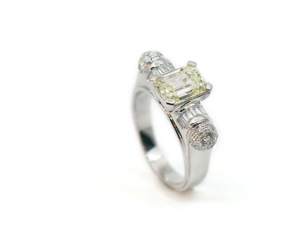 Ring in Weissgold mit Diamanten, über 4 ct.