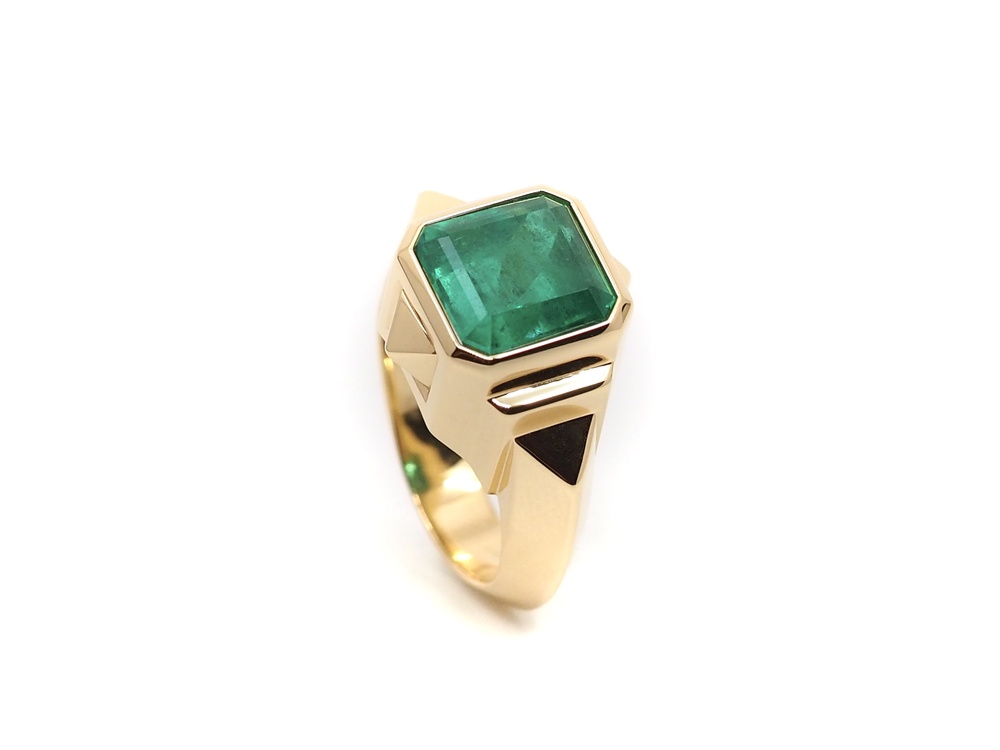 Fabian Blaser Ring in Gelbgold mit wunderschönem Smaragd aus Kolumbien, über 4.5 ct.