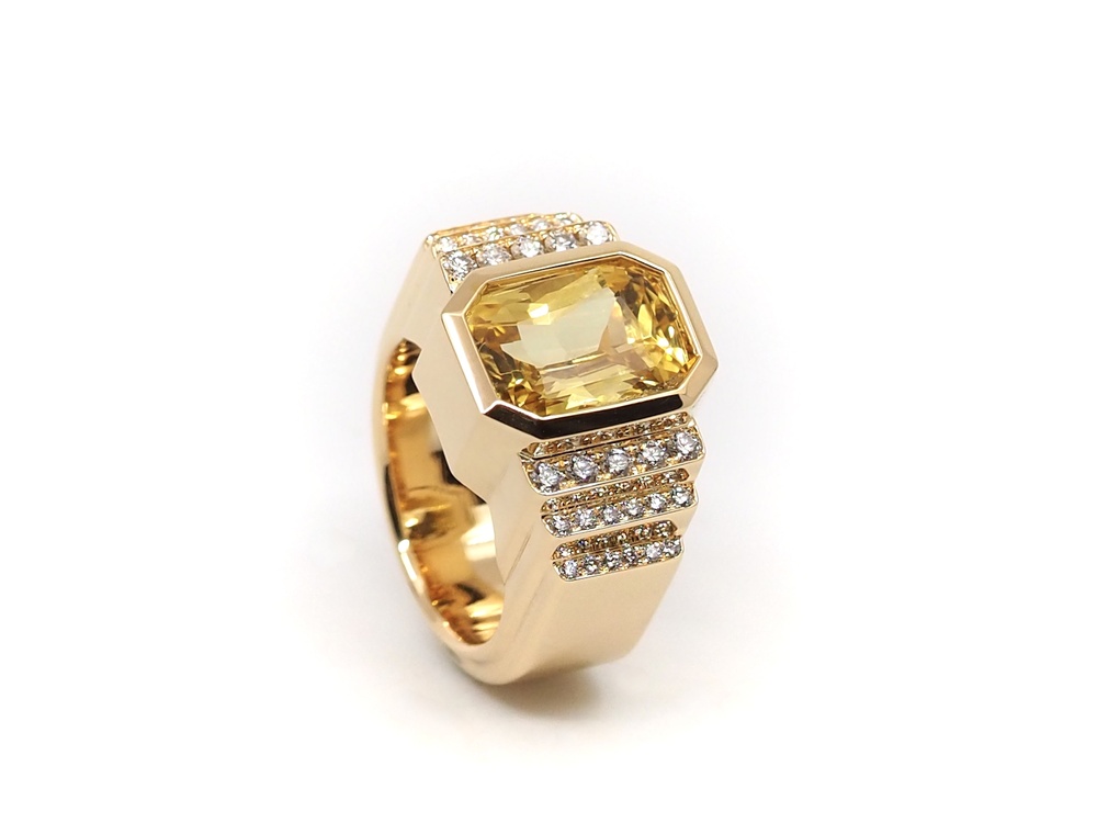 Fabian Blaser Ring in Gelbgold mit schönem gelbem Saphir über 7 ct