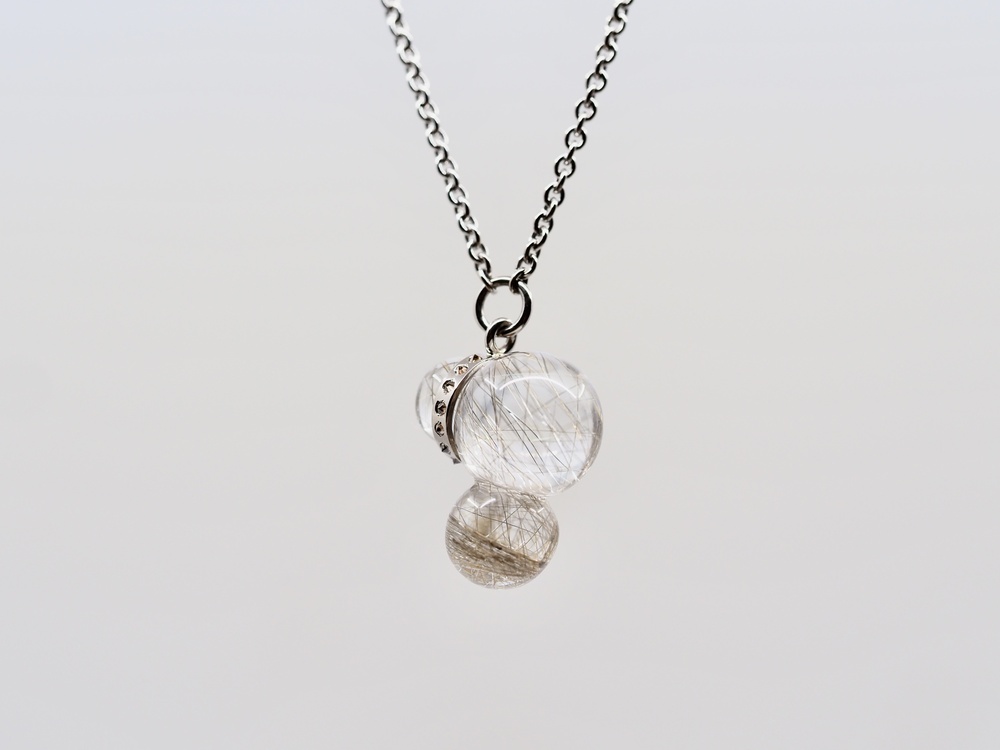 Collier in Weissgold mit Rutilquarz-Anhänger und Brillanten in Umkehrfassung