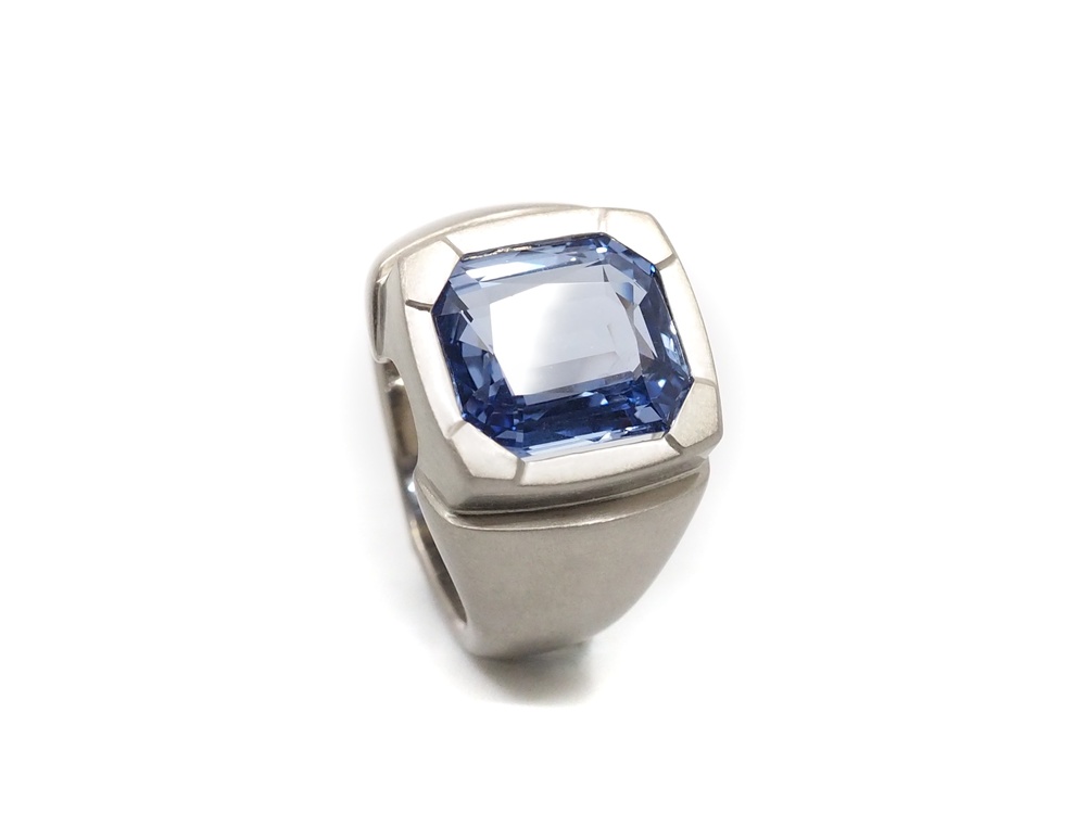Fabian Blaser Ring in Weissgold mit Saphir, über 10 ct.