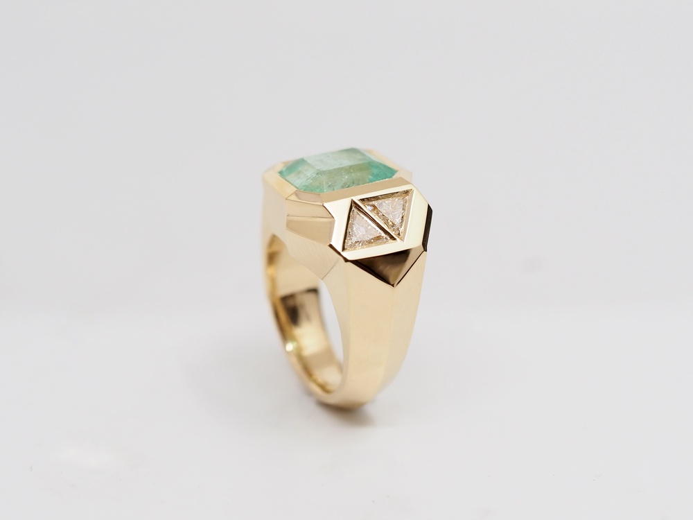 Ring aus Gelbgold mit Smaragd und Diamanten von Fabian Blaser.
