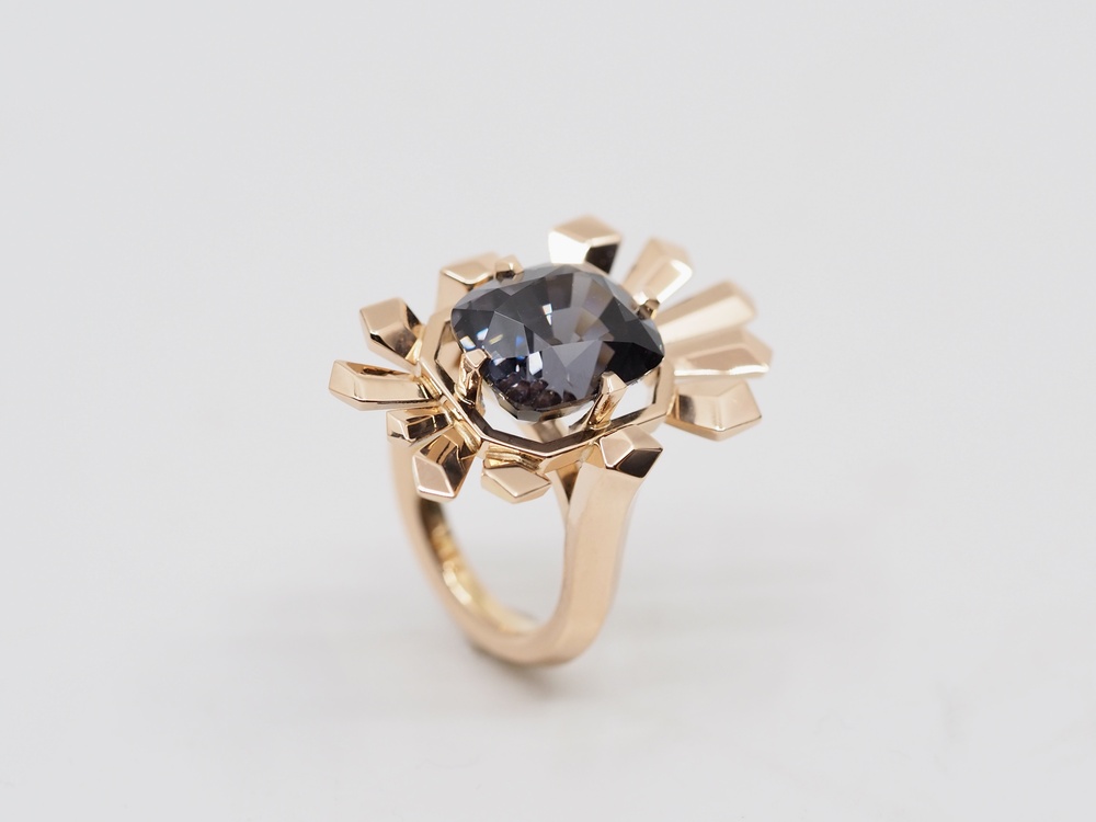 Fabian Blaser Ring Roségold mit graublauem Spinell