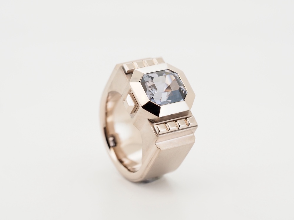 Fabian Blaser Ring in Champagnergold mit silbergraublauem Spinell