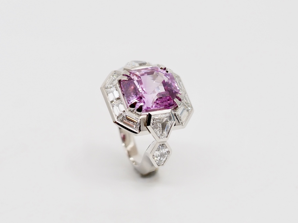 Ring aus Platin mit Pink-Saphir, über 10 ct. und Diamanten im Fancy-Cut. Fabian Blaser.
