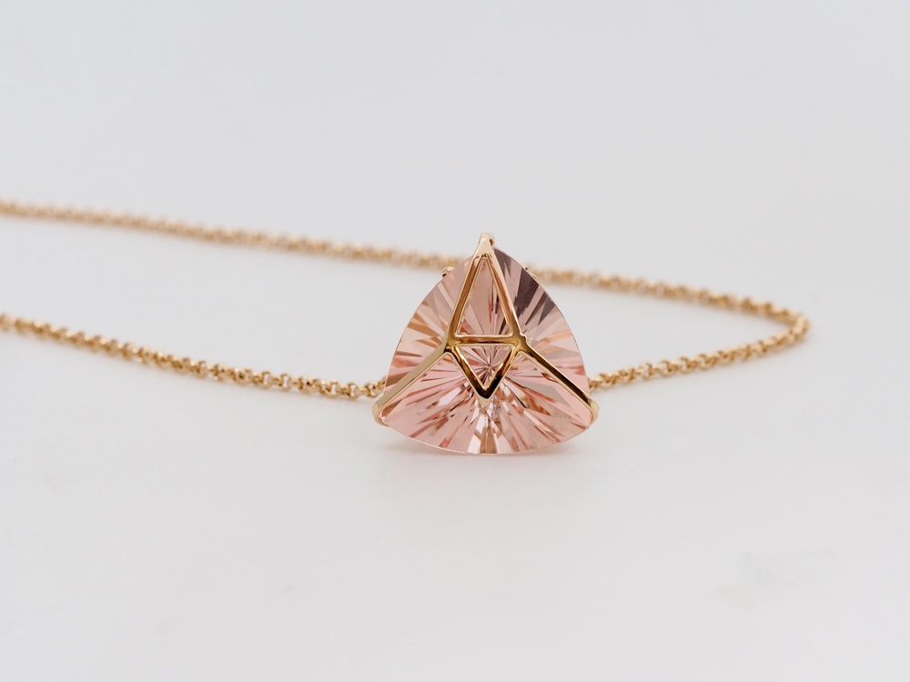 Collier aus Rotgold mit Morganit-Anhänger Fabian Blaser