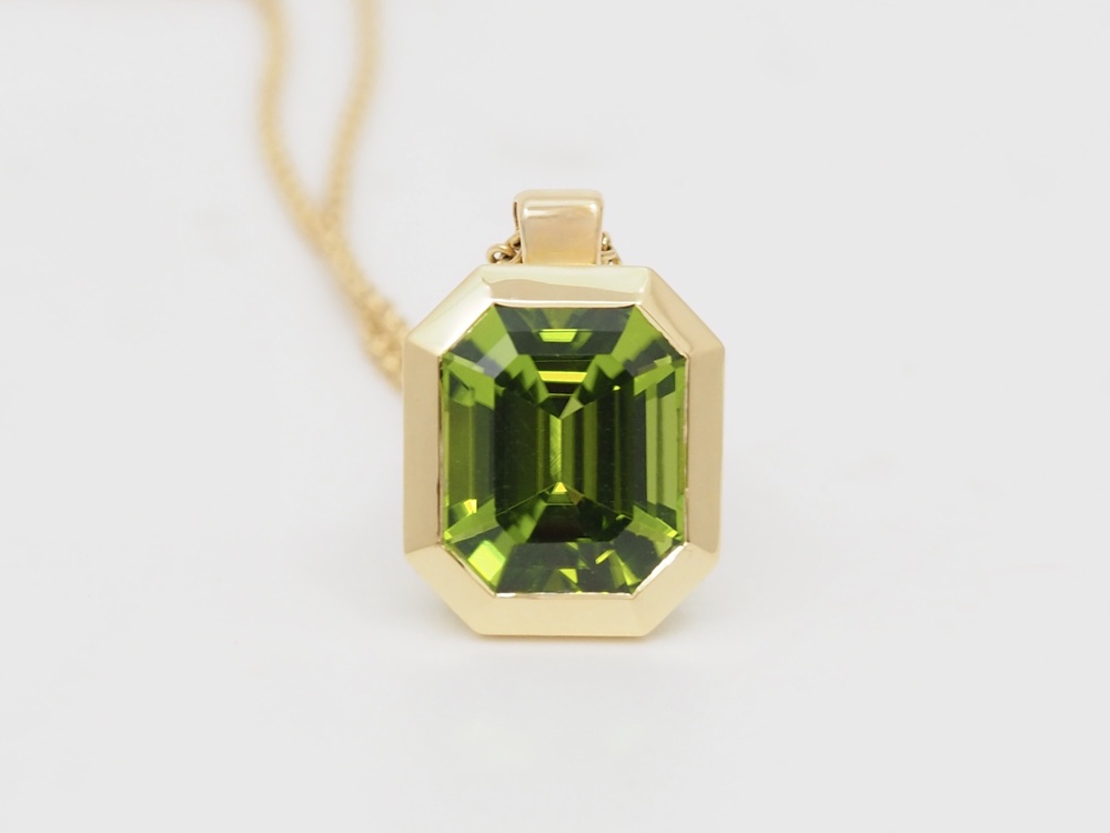 Collier in Roségold mit Peridot-Anhänger