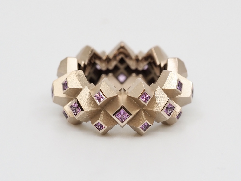 Fabian Blaser Ring in Champagnergold mit pinken Saphiren