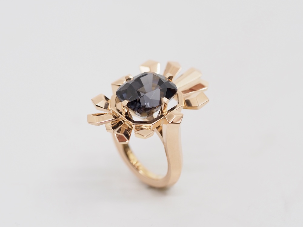 Ring in Champagner-Gold mit graublauem Spinell