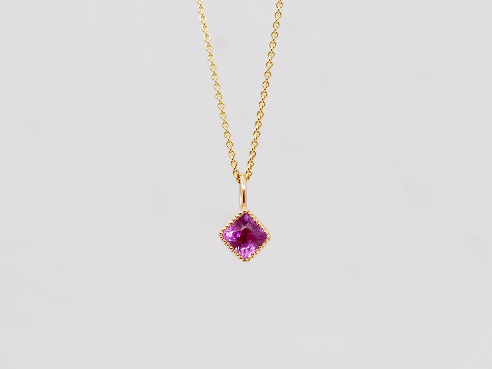 Collier in Gelbgold mit Saphir von Fabian Blaser