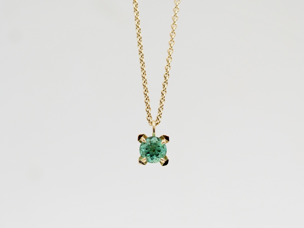 Collier en or jaune avec une émeraude de Fabian Blaser