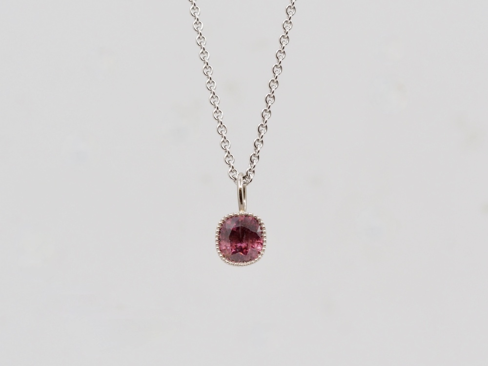Collier en or blanc avec spinelle de Fabian Blaser
