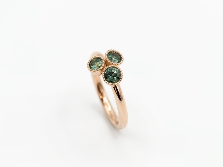 Ring in Roségold von Fabian Blaser mit schönen günen Saphiren